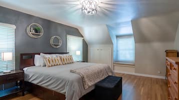 3 bedrooms, desk, iron/ironing board, travel crib