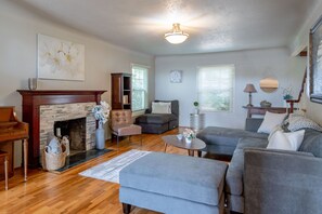 Smart TV, chimenea, libros y oficina