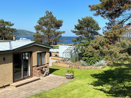 Seaside cottage by a sandy beach - dolphins, golf, near Inverness and Loch Ness