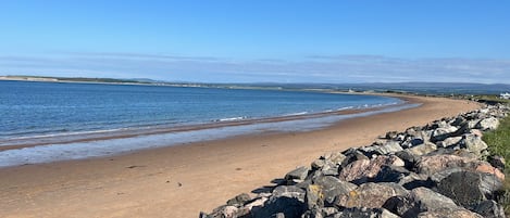 På stranden