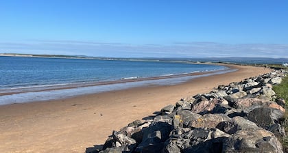 Seaside cottage by a sandy beach - dolphins, golf, near Inverness and Loch Ness