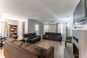 Smart-TV, Kamin, Videospiele, Tischtennisplatte