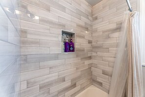 Ensemble douche/baignoire, sèche-cheveux, serviettes fournies, savon