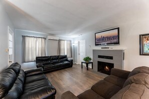 Smart TV, chimenea, videojuegos, mesa de ping pong