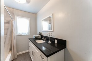 Duschwanne, Haartrockner, Handtücher, Seife