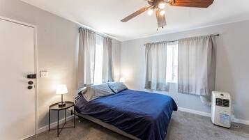 5 Schlafzimmer, Schreibtisch, Bügeleisen/Bügelbrett, Reisekinderbett