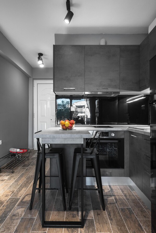 Frigorífico, horno, placa de cocina y cafetera o tetera