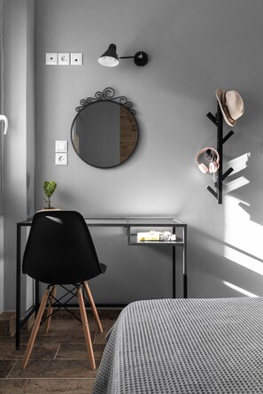 1 dormitorio, escritorio, tabla de planchar con plancha y cuna de viaje