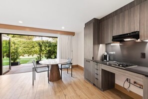 Kühlschrank, Mikrowelle, Herdplatte, Wasserkocher mit Kaffee-/Teezubehör