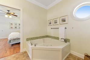 Ducha y bañera combinadas, secador de pelo, toallas y jabón