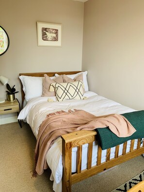 1 bedroom, travel cot, WiFi, bed sheets - Beautiful weavers cottage, views and garden  (Bradford-on-Avon)