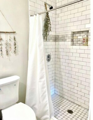 Dusche, Haartrockner, Handtücher, Seife