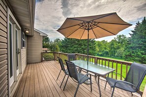 Outdoor dining - Family-Friendly Coatesville House w/ Fire Pit (Coatesville)