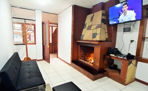Smart TV y chimenea 