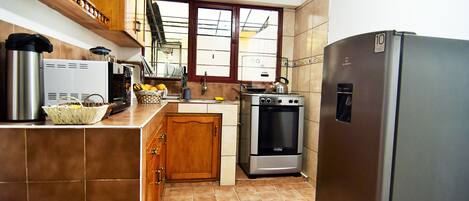 Refrigerador, microondas, horno y utensilios de cocina