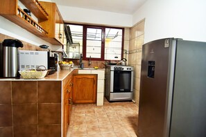 Refrigerador, microondas, horno y utensilios de cocina 