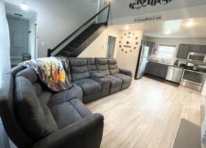 Smart TV, caminetto, Netflix, libri