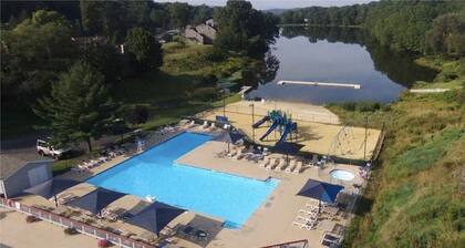 Home w/ Hot Tub, W&D + FREE access to Pools, Lake, Fitness, Tennis, & More.