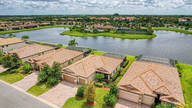 Een woonwijk met huizen, een meer en een golfbaan.