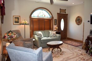 Living area - Miss Stelle (Chincoteague)