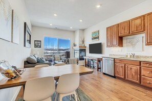 Smart TV, fireplace - BEST VIEWS in Newpark Terrace! 2Bed/ 2Bath- hiking & mountain biking steps away. (Park City)