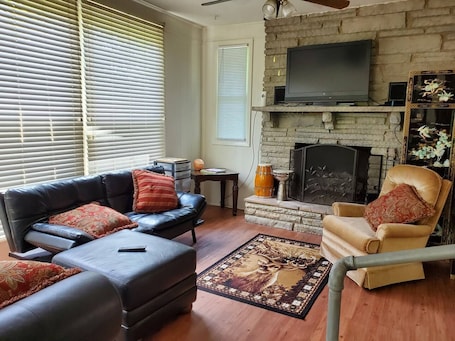 Fireplace. Restful on Rhody