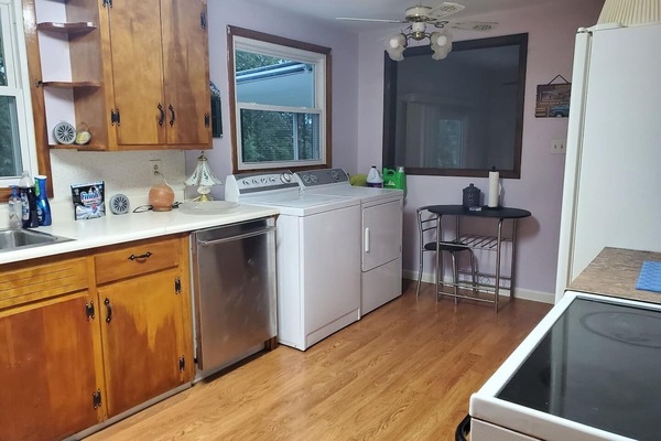 Kylskåp, mikrovågsugn, ugn och spishäll