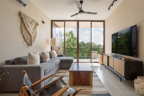 Habitación doble Deluxe | Área de sala de estar | Smart TV de 43 pulgadas con canales por cable y televisión