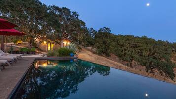 Piscine extérieure, piscine à débordement