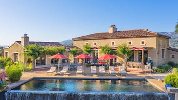 Piscine extérieure, piscine à débordement