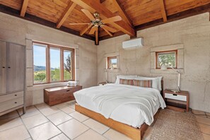 5 bedrooms, desk, WiFi, bed sheets