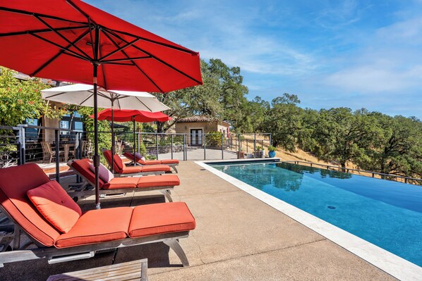 Outdoor pool, an infinity pool - Entire villa in Hopland, California (Hopland)