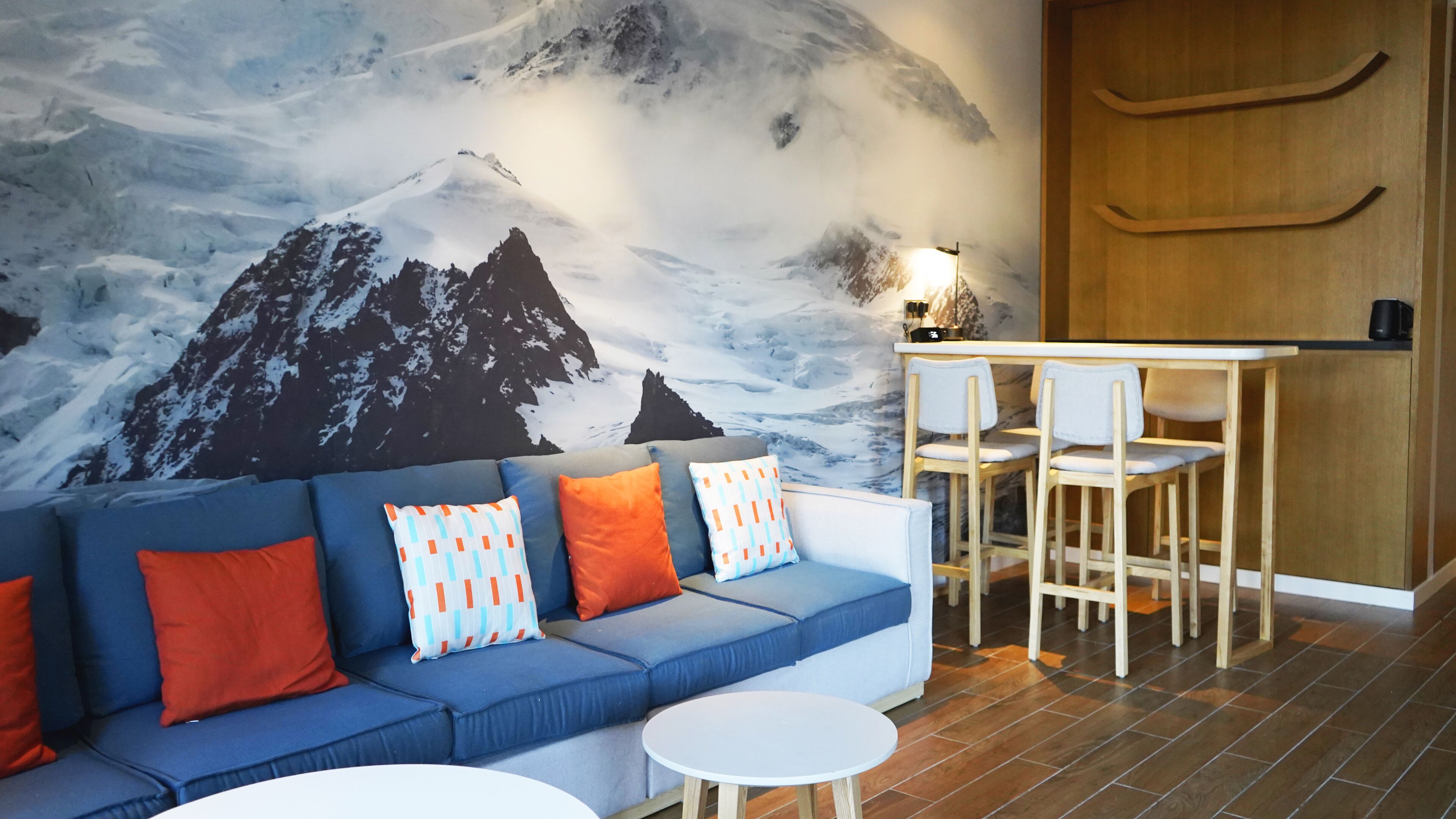 주니어 스위트, 싱글침대 3개 | 거실 | 평면 TV