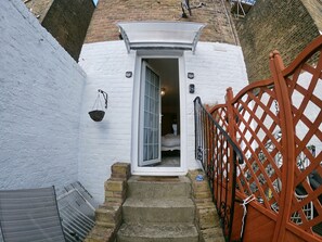 المنطقة المحيطة بالمنشأة