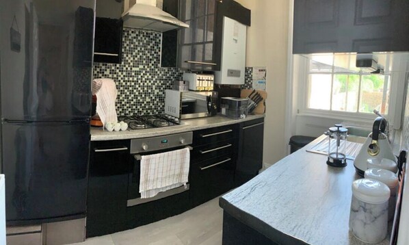 ثلاجة، ميكروويف، فرن، موقد طهي مسطح