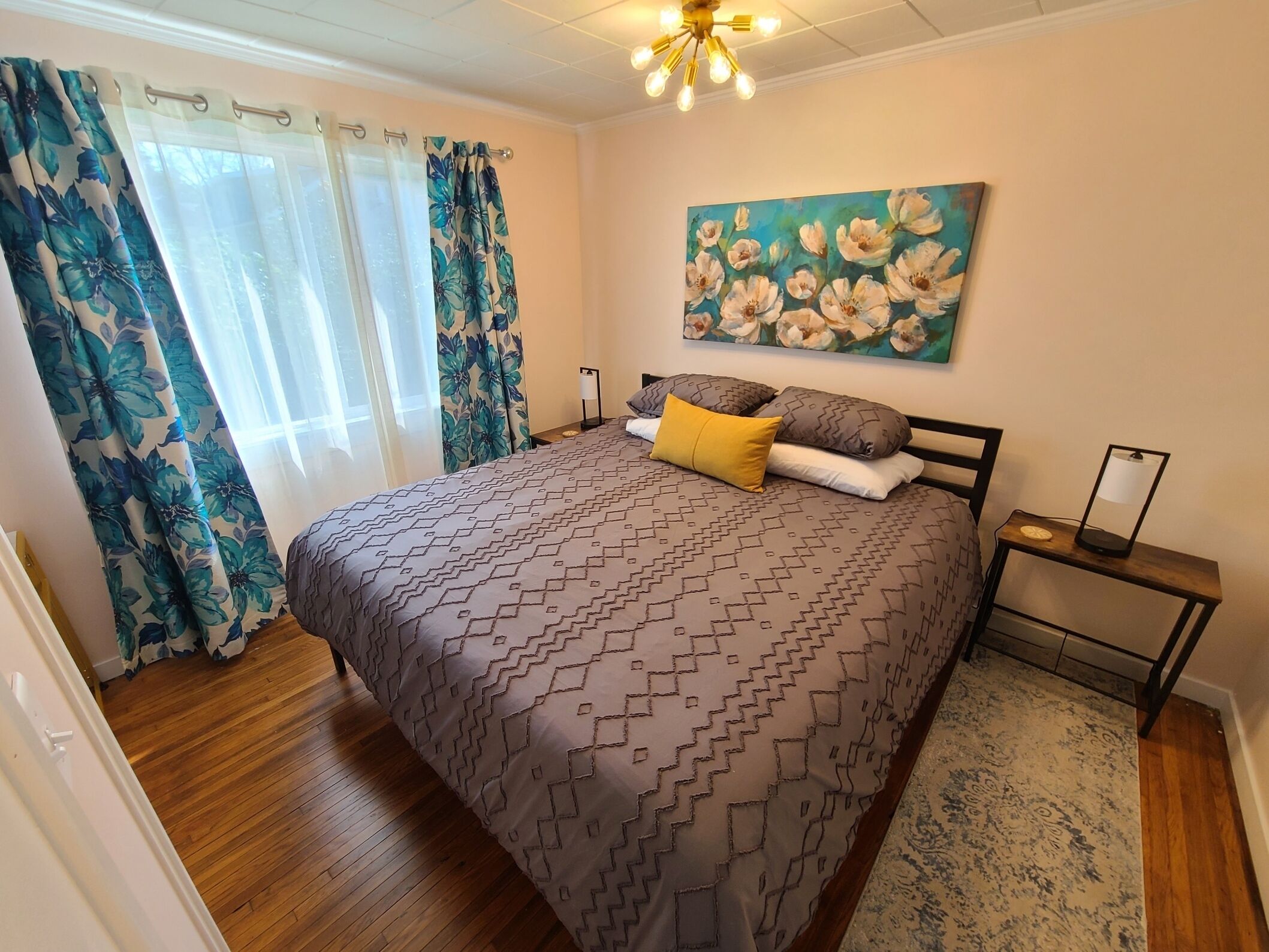 2 bedrooms, travel crib, free WiFi, bed sheets