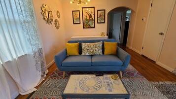 Een smart-tv en boeken