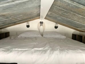 WiFi, bed sheets - The Nest Tiny Home is 160sf with awesome Views! (Weatherford)