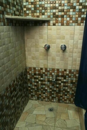 Ferienhaus | Badezimmer | Dusche, Handtücher