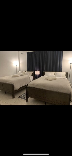 1 habitación, tabla de planchar con plancha y cuna de viaje 