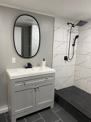 Chuveiro, secador de cabelo, toalhas de banho, sabonete
