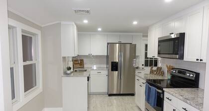 In the Heart of Cape Cod - 3 bed 2 bath Hyannis Cottage