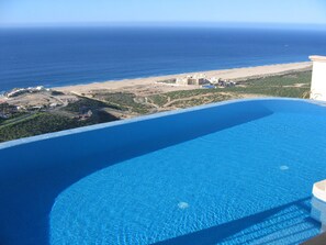 Een buitenzwembad, een verwarmd zwembad