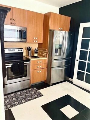 Fridge, microwave, oven, stovetop - 💎Think Exquisite💎 2/1 VERY CHIC VILLA IN THE MIDDLE OF EVERYTHING (Miami)