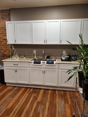 Fridge, microwave, oven, stovetop - Spacious Home Located In The Heart Of Detroit, Minutes From Downtown (Detroit)