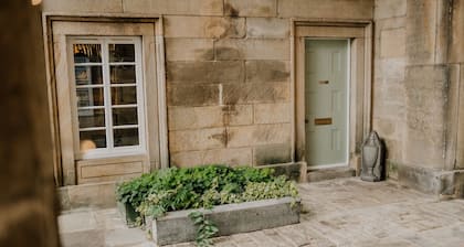 Beautiful Grade II* listed Gatehouse in Great Location