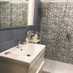 Douche, sĂšche-cheveux, bidet, serviettes fournies