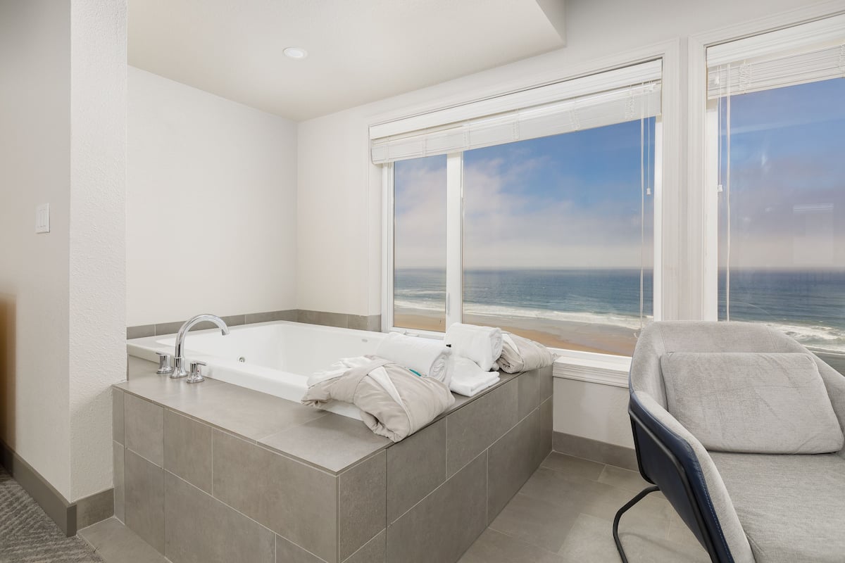signature room, 1 king bed, jetted tub, ocean view | jetted bathtub