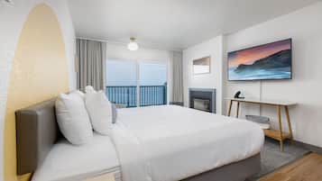 Suite Deluxe, chimenea, vistas al mar | Ropa de cama de alta calidad y escritorio