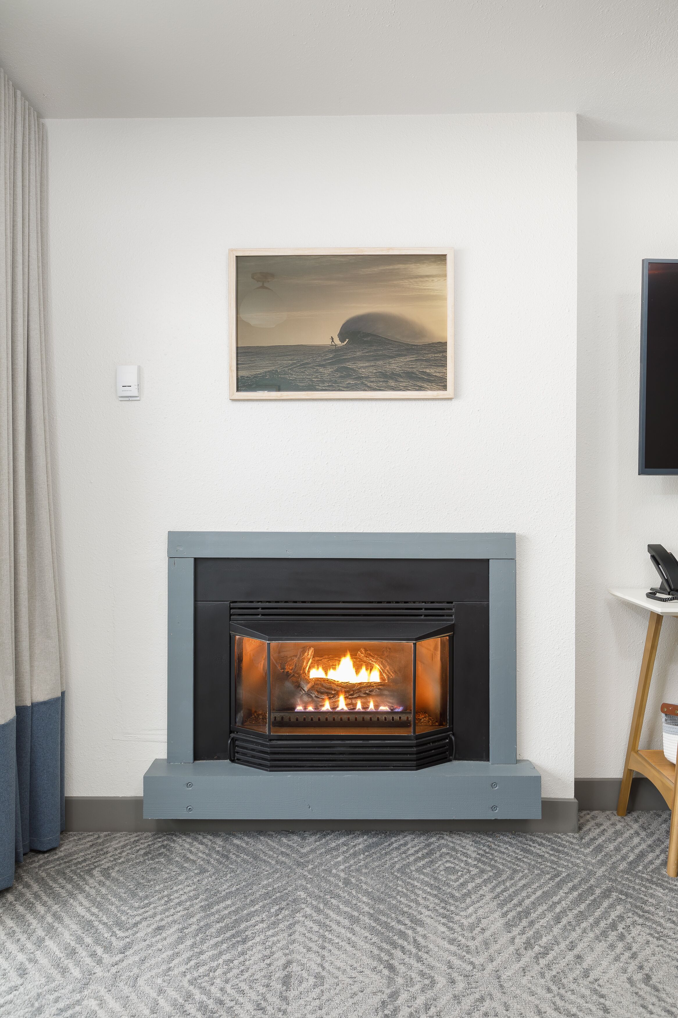 deluxe suite, fireplace, ocean view | living area | 50-inch led tv with cable channels, tv